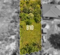 Stavebný pozemok 750 m² v Kolíňanoch – pokojné bývanie v príjemnom pro - Pozemok určený na bývanie v Kolíňanoch, hustá zeleň, označenie B10.