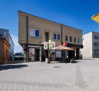Obchodné priestory s charakterom v srdci Topoľčian – investícia, ktorá - Obchodné priestory na Obchodnej ulici v Topoľčanoch s vonkajším sedením a reklamou Kofola.