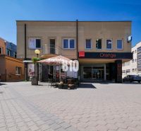 Obchodné priestory s charakterom v srdci Topoľčian – investícia, ktorá - Obchodné priestory na Obchodnej ulici v Topoľčanoch s vonkajším posedením.