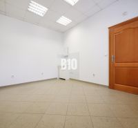 Obchodné priestory s charakterom v srdci Topoľčian – investícia, ktorá - Biele steny a hnedé dvere v obchodných priestoroch s podlahou svetlého dekoru.