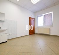 Obchodné priestory s charakterom v srdci Topoľčian – investícia, ktorá - Interiér obchodných priestorov s keramickou podlahou, umývadlom a oknom.