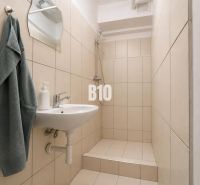 2-izbový byt po rekonštrukcii za dostupnú cenu!!! - Kúpeľňa s umývadlom, sprchovým kútom a béžovým obkladom v 2-izbovom byte.