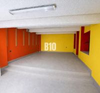 PRENÁJOM: Obchodný priestor 111m2 v centre Čadce - Farebný interiér obchodných priestorov s textúrovaným stropom a hladkou podlahou.