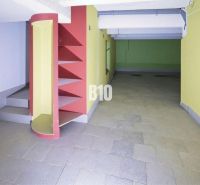 PRENÁJOM: Obchodný priestor 111m2 v centre Čadce - Farebné obchodné priestory s policami a dlažbou, vhodné pre rôzne využitie.