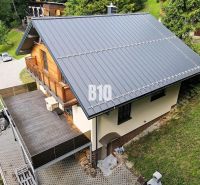 VÍKENDOVÝ DOM - NOVOSTAVBA V SRDCI VRÁTNEJ DOLINY - Chata v Terchovej s priestrannou terasou a podlahou s dreveným dekorom, obklopená zeleňou.