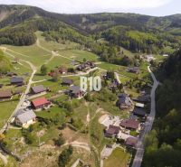 Novostavba rodinného domu - Horná Mariková, Trenčiansky kraj - Letecký pohľad na roztrúsené rodinné domy pri Považskej Bystrici v malebnej prírode.