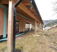 Novostavba rodinného domu - Horná Mariková, Trenčiansky kraj - Stavba rodinného domu v Považskej Bystrici, drevená terasa a hory v pozadí.