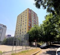 BÝVAJ PRVÝ v 1i BYTE, NOVÁ REKONŠTRUKCIA, BALKÓN, KLÍMA, Račianska ul. - Bytový dom na Račianskej ulici v Bratislave - Nové Mesto obklopený zeleňou.