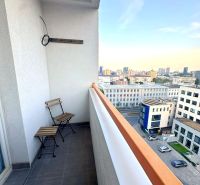 BÝVAJ PRVÝ v 1i BYTE, NOVÁ REKONŠTRUKCIA, BALKÓN, KLÍMA, Račianska ul. - Balkón s dvoma stoličkami vo výhľade na mesto na Račianskej v Bratislave, 1-izbový byt.
