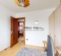 3D obhliadka - 4 izbový rodinný dom s bazénom v obci Tureň - Pracovňa v rodinnom dome s podlahou s dreveným dekorom a kancelárskym stolom.