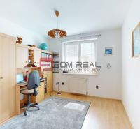 3D obhliadka - 4 izbový rodinný dom s bazénom v obci Tureň - Detská izba s pracovným kútom v rodinnom dome a podlahou s dreveným dekorom.