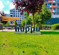 3-izbový byt v projekte NUPPU (Ružinov) - Park s detským ihriskom a budovami v Bratislave - Ružinove na Hraničnej ulici.