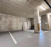 3-izbový byt v projekte NUPPU (Ružinov) - Podzemná garáž s parkovacím miestom a betónovými stenami.