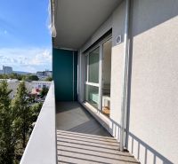 3-izbový byt v projekte NUPPU (Ružinov) - Balkón s výhľadom na mestskú časť z 3-izbového bytu v Bratislave na Hraničnej.