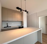 3-izbový byt v projekte NUPPU (Ružinov) - Moderná kuchyňa s ostrovom, podlaha s dreveným dekorom, 3-izbový byt.