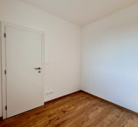 3-izbový byt v projekte NUPPU (Ružinov) - Dvere a podlaha s dreveným dekorom v izbe trojizbového bytu.