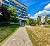 3-izbový byt v projekte NUPPU (Ružinov) - Bytový dom s farebnými balkónmi a zeleňou, Hraničná ulica, Bratislava - Ružinov.