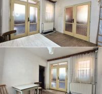 ČIASTOČNE PREROBENÝ RODINNÝ DOM, 156M2, MAJER - Izba rodinného domu s dverami, oknom, stolom a stoličkami.