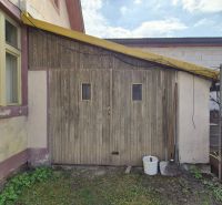 ČIASTOČNE PREROBENÝ RODINNÝ DOM, 156M2, MAJER - Dvor rodinného domu na Majerskej ceste v Banskej Bystrici so starými drevenými dverami.