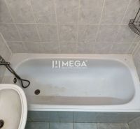 Na predaj 2 izbový byt na Sokolovskej ulici v meste Humenné - Kúpeľňa s vaňou a umývadlom v 2-izbovom byte, obložená svetlou dlažbou.