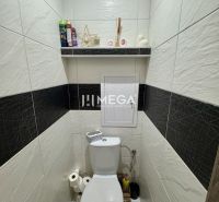 REZERVOVANÉ - na predaj 3 izbový byt na ul. Darg.hrdinov v Humennom - Toaleta s bielymi a čiernymi obkladačkami v 3-izbovom byte, jednoduchá polica na stene.