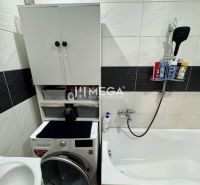 REZERVOVANÉ - na predaj 3 izbový byt na ul. Darg.hrdinov v Humennom - Kúpeľňa v 3-izbovom byte s práčkou, vaňou a úložným priestorom.
