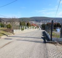 Na predaj pozemok priamo v meste Humenné! - Majakovského ulica v Humennom, výhľad na Pozemky - bývanie s panorámou mesta a kopcov.