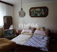 Super cena, 3 izbový byt so záhradou v meste Snina na predaj - Spálňa s posteľou a obrazom v 3-izbovom byte, podlaha s dreveným dekorom.