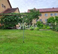 Super cena, 3 izbový byt so záhradou v meste Snina na predaj - Záhrada so zeleným trávnikom a kríkmi pred bytovkou na Gagarinovej ulici v Snine.