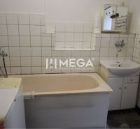 Super cena, 3 izbový byt so záhradou v meste Snina na predaj - Kúpeľňa v 3-izbovom byte s vaňou, umývadlom a práčkou.
