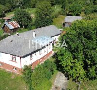 Na predaj dom v krásnom prostredí obce Vyšné Ladičkovce, exkluzívna po - Rodinný dom vo Vyšných Ladičkovciach obklopený zeleňou, s dvorom a drevenou prístavbou.