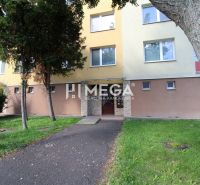 Rezervované - Na predaj skvelý 2 izbový byt v meste Humenné, exkluzívn - Vchod do budovy obklopený zeleňou v Humennom na Mierovej ulici pri 2-izbovom byte.