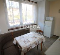 Rezervované - Na predaj skvelý 2 izbový byt v meste Humenné, exkluzívn - Kuchyňa v 2-izbovom byte s jedálenským stolom, pohovkou a chladničkou.