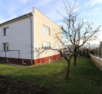 Predané - na predaj ihneď obývateľný rodinný dom v meste Humenné, exkl - Rodinný dom na Riečnej ulici v Humennom, obklopený trávnikom a stromami bez lístia.