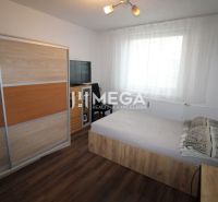 Na predaj praktický 3 izbový byt v meste Humenné - Spálňa v 3-izbovom byte s posuvnou skriňou a podlahou s dreveným dekorom.
