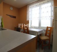 Znížená cena - Na predaj pekný 1 izbový byt v meste Humenné, exkluzívn - Kuchyňa v 1-izbovom byte s jedálenským stolom, chladničkou a príborovým stojanom.