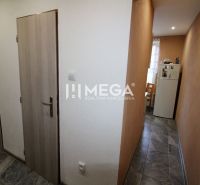 Znížená cena - Na predaj pekný 1 izbový byt v meste Humenné, exkluzívn - Úzka chodba v 1-izbovom byte s dverami a pohľadom do kuchyne.
