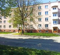 Znížená cena - Na predaj pekný 1 izbový byt v meste Humenné, exkluzívn - Bytový dom na Hrnčiarskej ulici v Humennom, obklopený zeleňou a lavičkami.