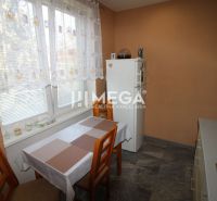 Znížená cena - Na predaj pekný 1 izbový byt v meste Humenné, exkluzívn - Kuchyňa v 1-izbovom byte s jedálenským stolom, stoličkami a veľkým oknom.