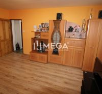 Znížená cena - Na predaj pekný 1 izbový byt v meste Humenné, exkluzívn - Izba v 1-izbovom byte s podlahou s dreveným dekorom a skrinkami svetlého dreva.
