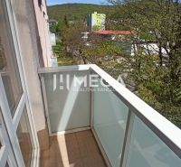 Znížená cena - Na predaj pekný 1 izbový byt v meste Humenné, exkluzívn - Balkón 1-izbového bytu na Hrnčiarskej ulici v Humennom s výhľadom na zeleň.