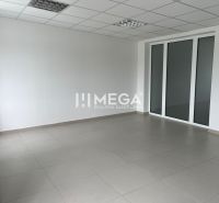 Na prenájom - kancelária na ul. Tolstého v meste Humenné - Interiér kancelárie s bielymi stenami, dlažbou a presklenými dverami.