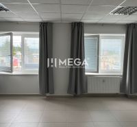 Na prenájom - kancelária na ul. Tolstého v meste Humenné - Kancelária s bielymi stenami, dlažbou a oknami so sivými závesmi a žalúziami.