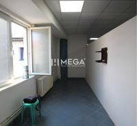 Na prenájom - priestor 185 m2 v centre mesta Humenné - Úzka miestnosť s modrou dlažbou a veľkým oknom v obchodných priestoroch.