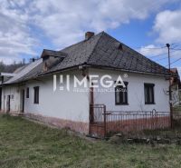 NA PREDAJ - Starší dom s veľkým pozemok v obci Čabiny - Rodinný dom v Čabinách, ulica Čabiny, s tradičnou architektúrou a okolitou prírodou.