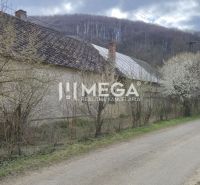 NA PREDAJ - Starší dom s veľkým pozemok v obci Čabiny - Rodinný dom na ulici Čabiny v Čabinách obklopený kvitnúcimi stromami a prírodou.