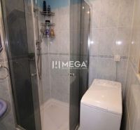 NA PREDAJ - 3 izbový byt na Sídlisku III. v meste Humenné - Kúpeľňa v 3-izbovom byte s kachličkami, sprchovacím kútom a práčkou.
