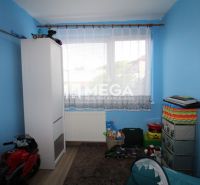 NA PREDAJ - 3 izbový byt na Švermovej ul. v meste Stakčín - Detská izba v 3-izbovom byte s modrými stenami a podlahou s dreveným dekorom.
