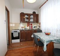 NA PREDAJ - 3 izbový byt na Švermovej ul. v meste Stakčín - Kuchyňa v 3-izbovom byte so spotrebičmi a podlahou s dreveným dekorom.