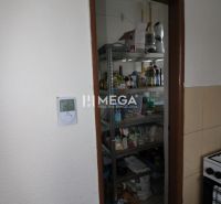 NA PREDAJ - 3 izbový byt na Švermovej ul. v meste Stakčín - Kuchyňa 3-izbového bytu so špajzou, regálmi a teplomerom na stene.